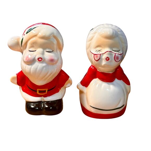 Vintage MCM Mr. and Mrs. Santa Clause Kissing Salt n' Pepper Shakers - Picture 2 of 6